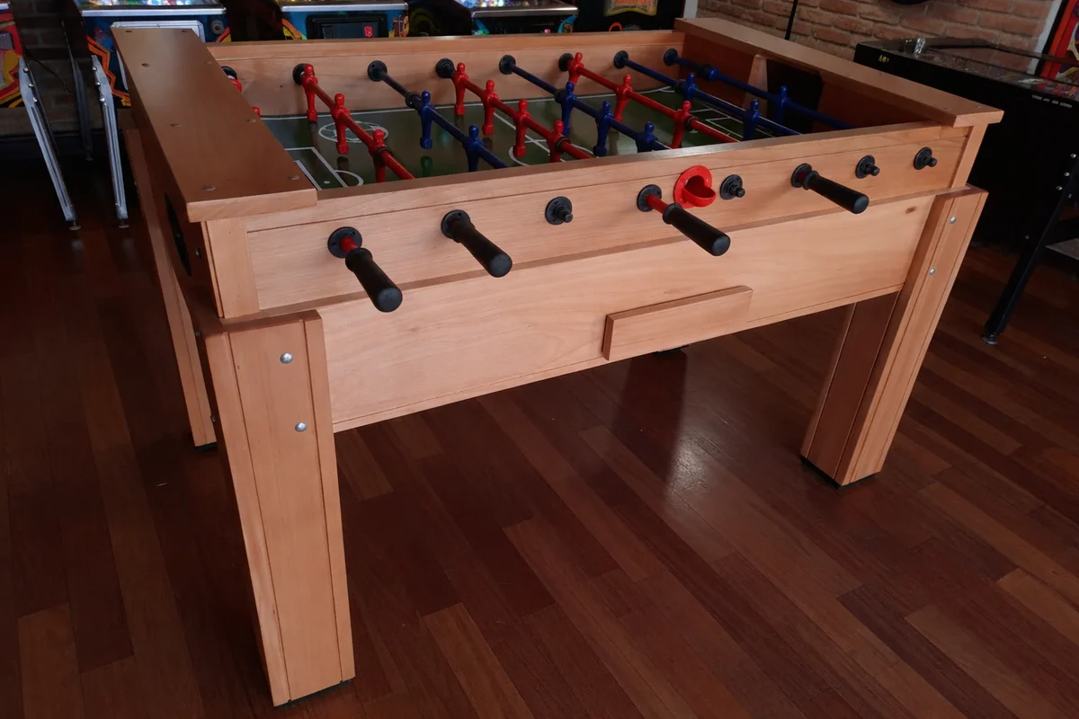Muito além da Sinuca: Guia definitivo para escolher uma Mesa de Pebolim profissional